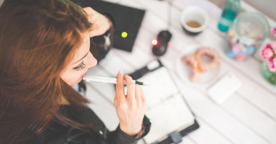 woman-hand-desk-office